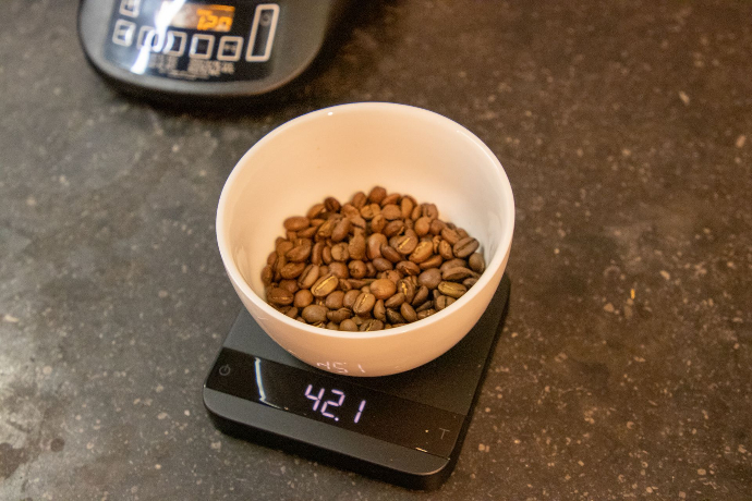 Koffiebonen wegen voor Chemex