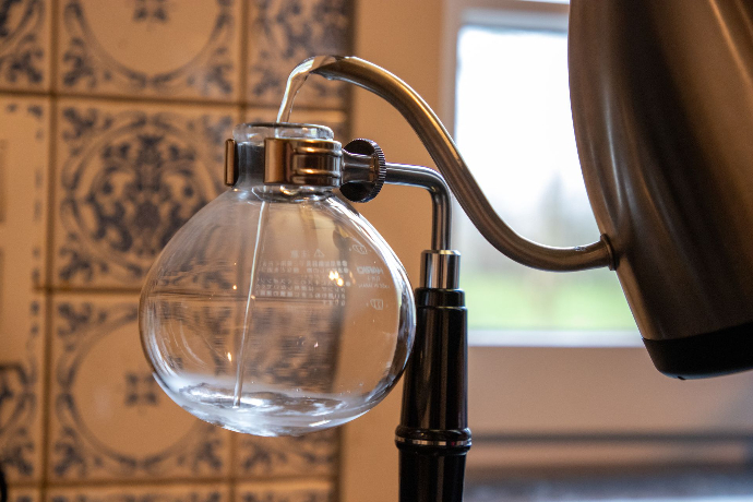 Syphon vullen met water