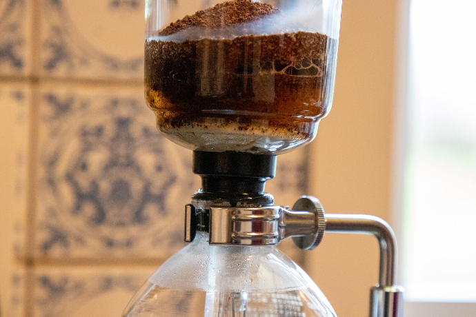 Vacuüm begint te werken bij syphon koffiemaker