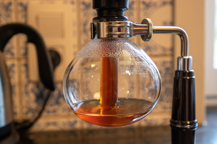 Syphon koffie bijna klaar