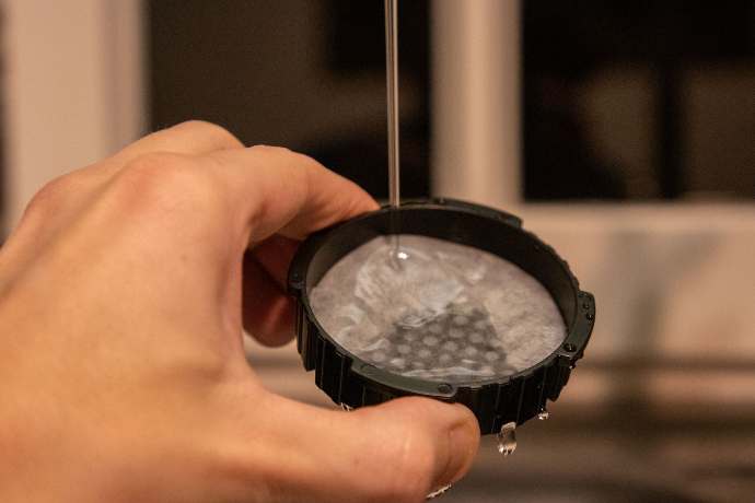 Aeropress natte filter met bubbels