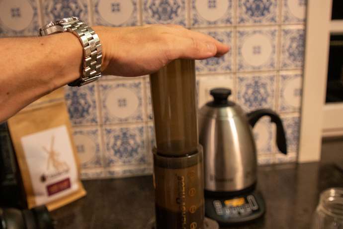 Aeropress duwen met de hand