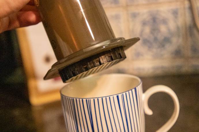 Zet je Aeropress op de koffiemok