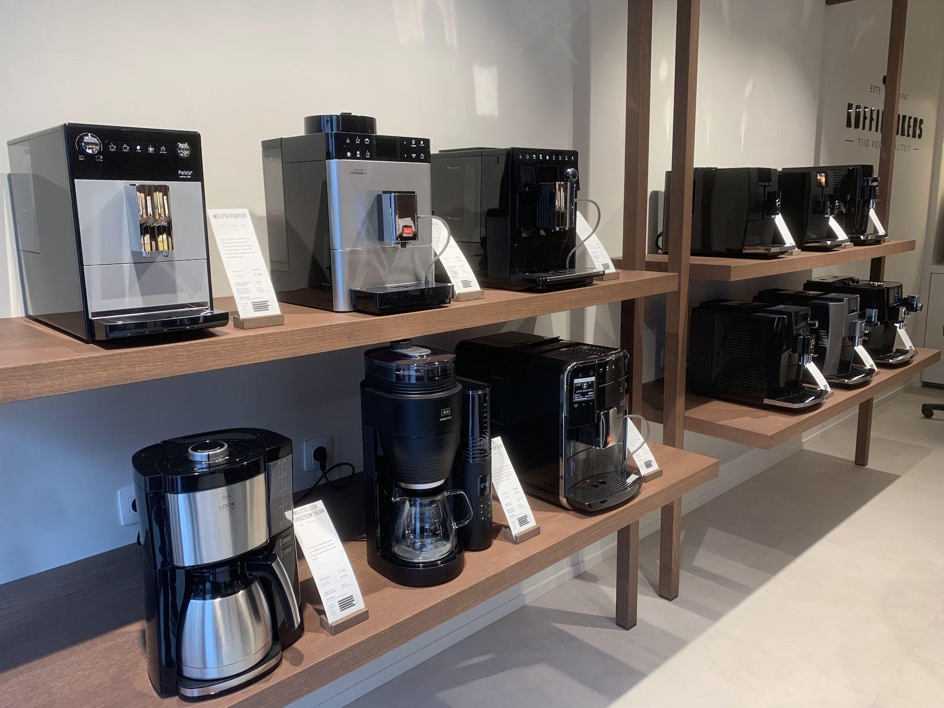 Koffiemachines opgesteld in de winkel van Koffiemakers in Roeselare