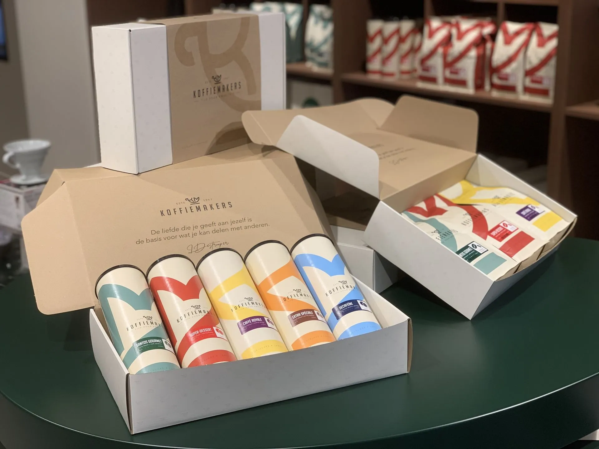 Gratis proefpakket: drie zakken koffie van 500 g in een doos van Koffiemakers
