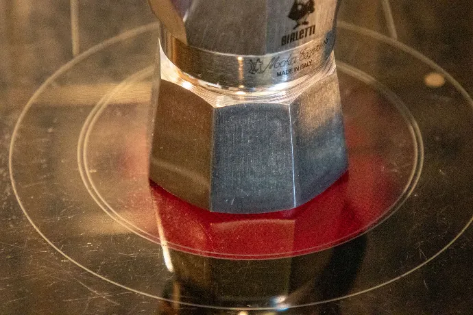 Bialetti op het fornuis (vooraanzicht) Bialetti op het fornuis (vooraanzicht)