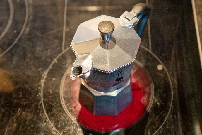 Bialetti op het fornuis (bovenaanzicht) Bialetti op het fornuis (bovenaanzicht)