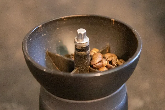 Hario Skerton met koffiebonen Hario Skerton met koffiebonen