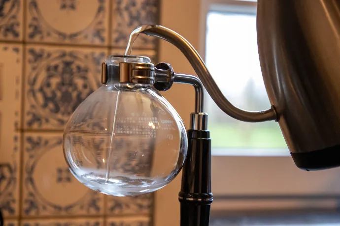 Syphon vullen met water Syphon vullen met water