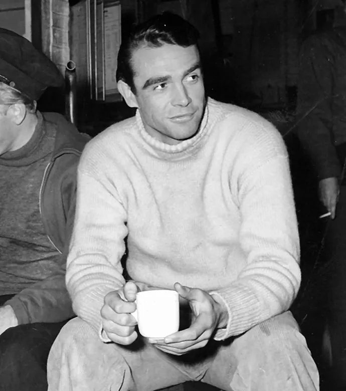James Bond drinkt koffie James Bond die koffie vasthoudt