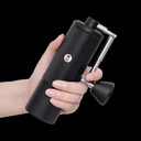 Timemore Chestnut C5 Pro in het zwart, vastgehouden in één hand met zicht op de geribde grip en de opgevouwen zwengel