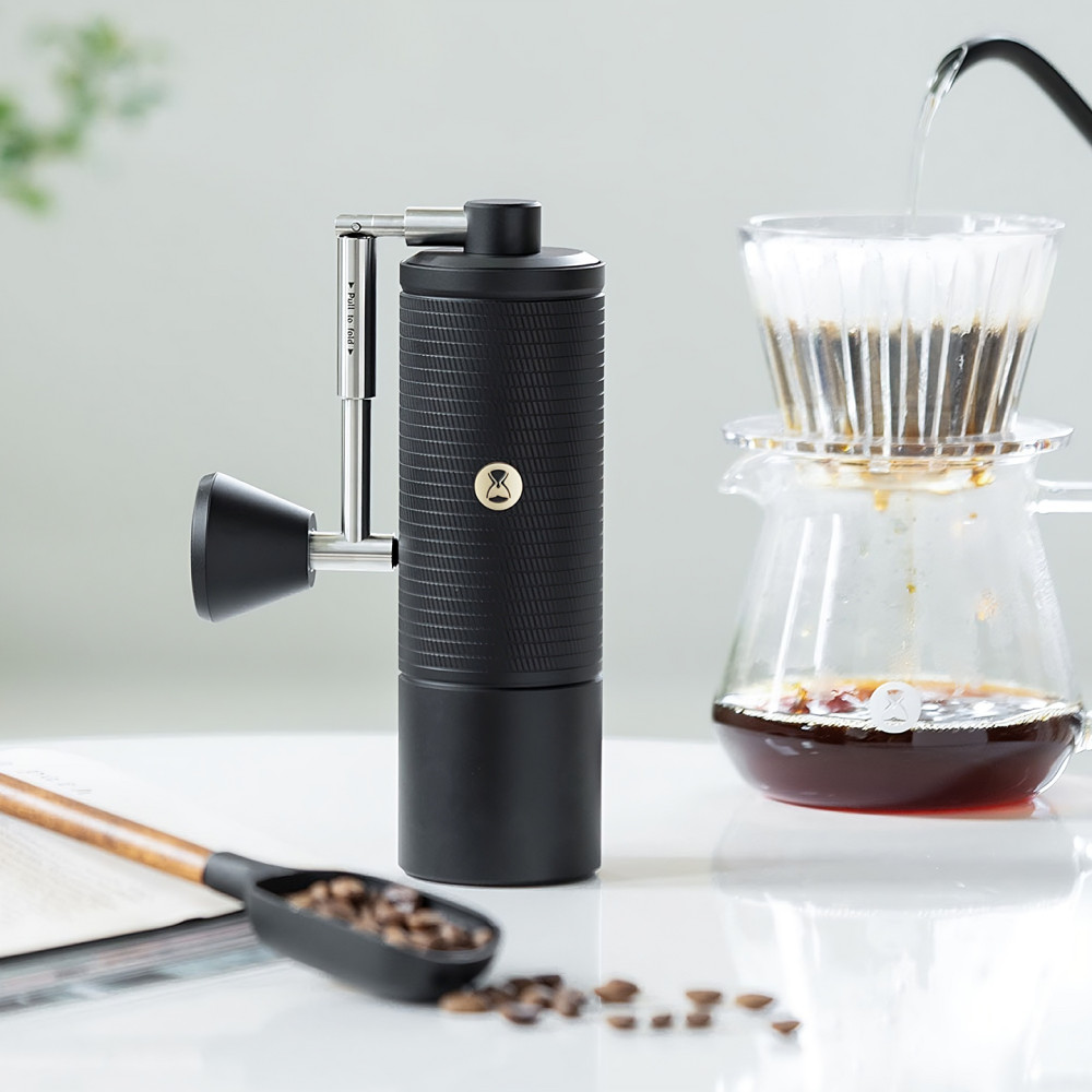 Timemore Chestnut C5 Pro naast een pour-overopstelling waarin koffie doorloopt