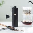 Timemore Chestnut C5 Pro naast een pour-overopstelling waarin koffie doorloopt
