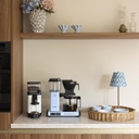 De KBG Select in Baby Blue op een keukenblad, naast een koffiemolen