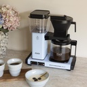 De KBG Select in Baby Blue met een volle glaskan verse koffie
