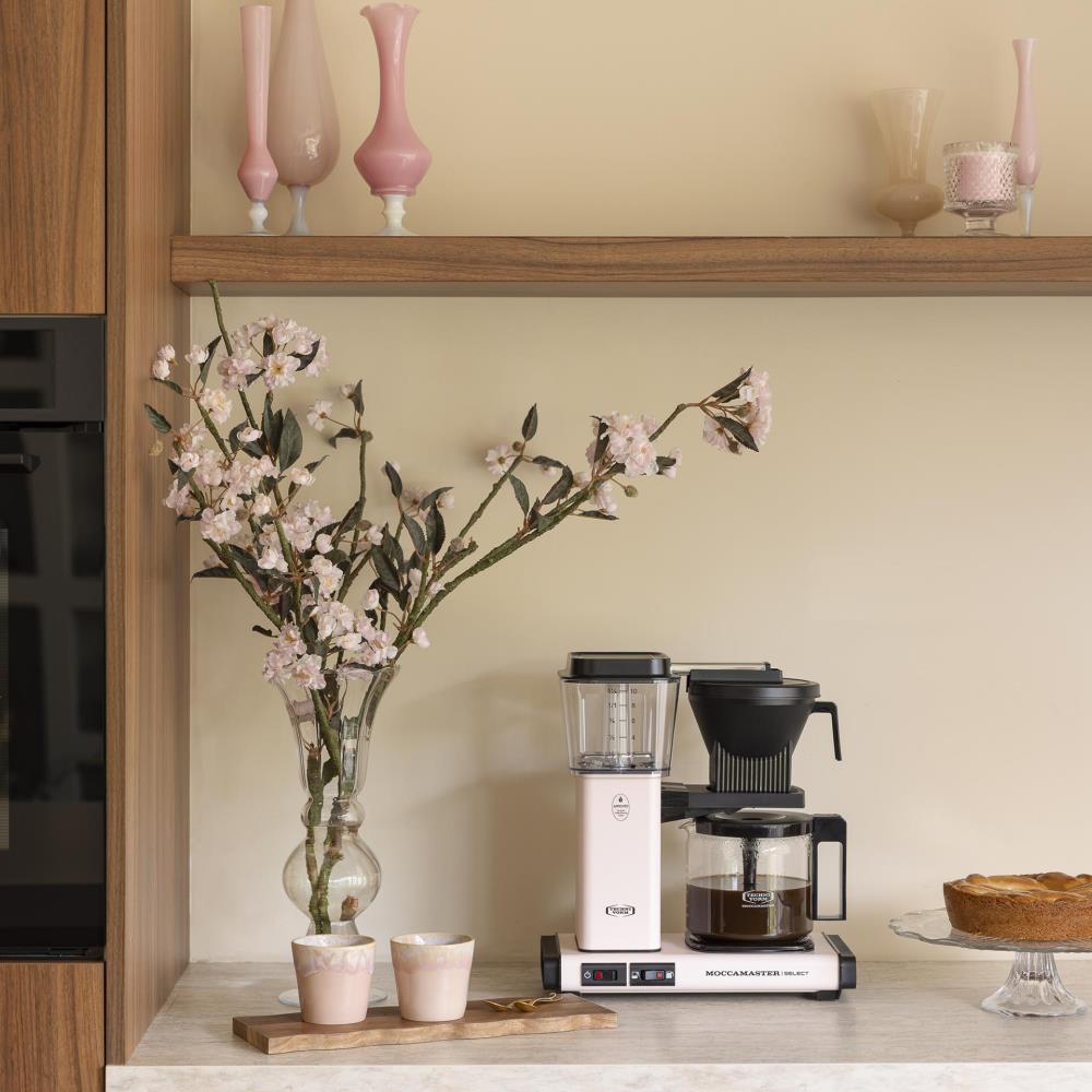 De KBG Select in Cherry Blossom op een keukenblad, naast een koffiemolen