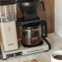 De KBG Select in Sandstone met een volle glaskan verse koffie