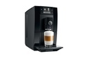 Jura A8 in driekwart, met een latte macchiato