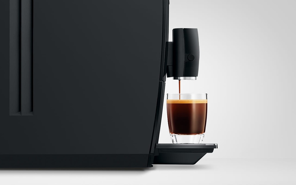 Koffie loopt uit de Jura A8 in een glas