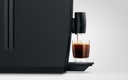 Koffie loopt uit de Jura A8 in een glas