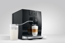 Jura C8 met een melkcontainer en een latte macchiato