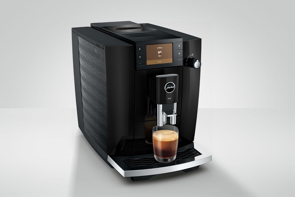 Jura E6 (ED) in driekwart, met een koffie