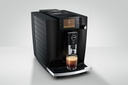 Jura E6 (ED) in driekwart, met een koffie
