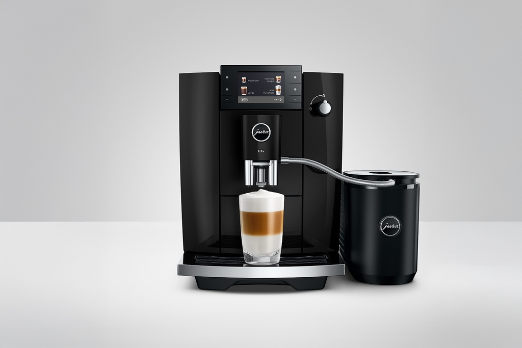 Jura E6 (ED) met een melkkoeler en een latte macchiato