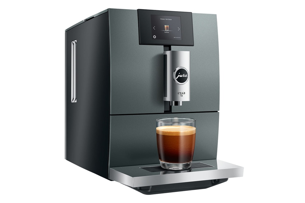 Jura ENA 5 in driekwart, met een koffie
