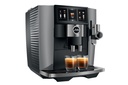 Jura J10 Twin in driekwart, met twee espresso's