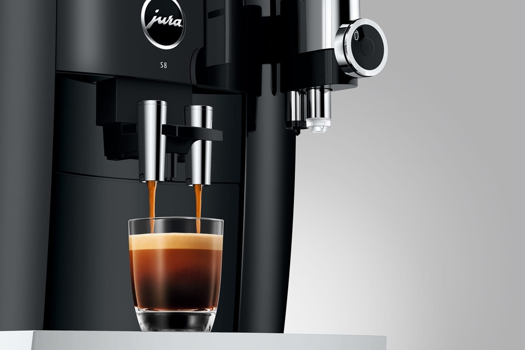 Espresso loopt uit de Jura S8