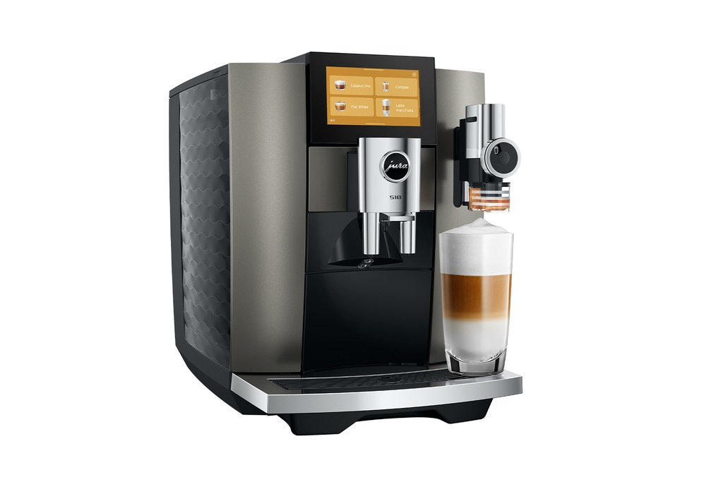 Jura S10 in driekwart, met een latte macchiato