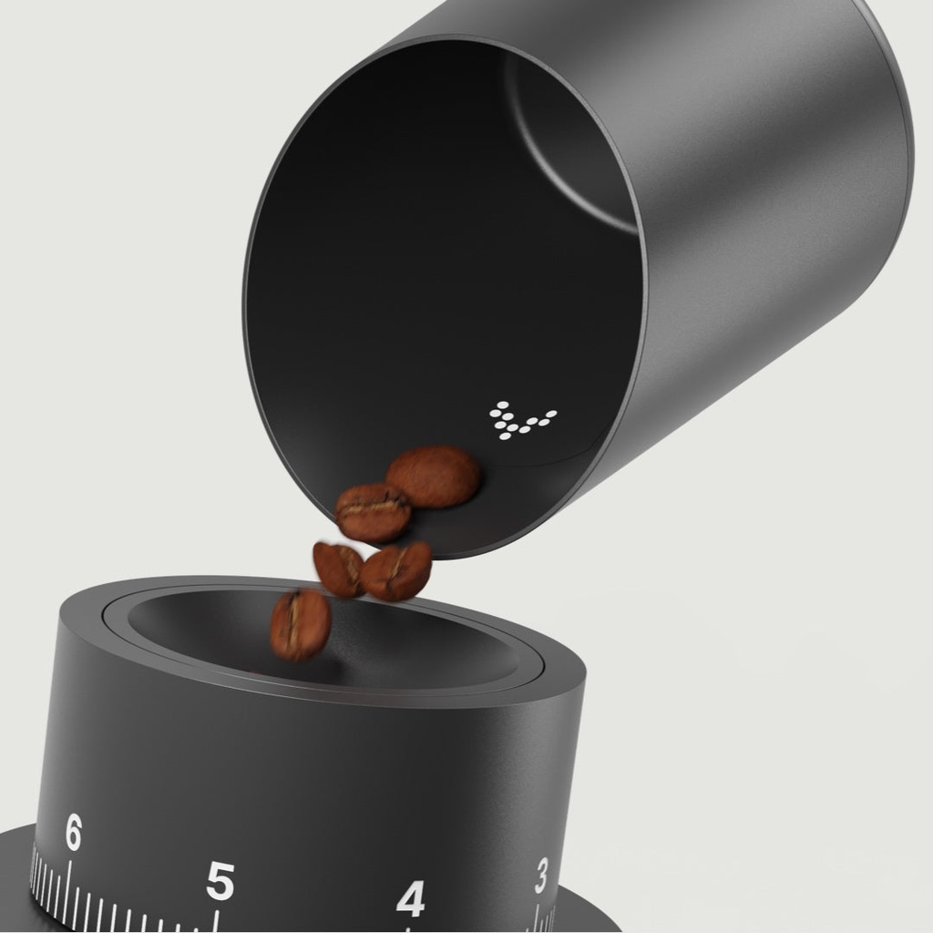 Subminimal Subscale die koffiebonen in de trechter van een koffiemolen giet