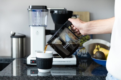 Moccamaster KBG Select - Matt White - Koffie gieten